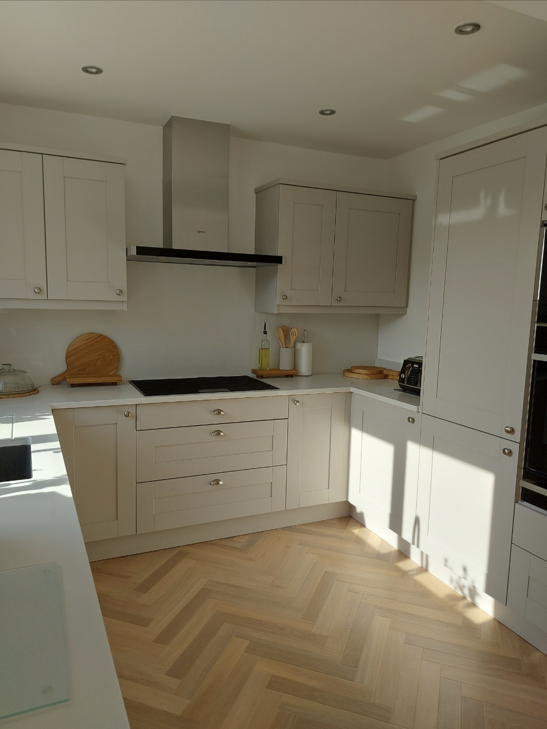 The Fordy Kitchen Design In Fairfield U SHAPE KITCHEN WIRTH INDUCTION HOB ON BACK WALL ABOVE A SET OF DRAWERS , A STAINLESS STEEL EXTRACTOR ABOVE